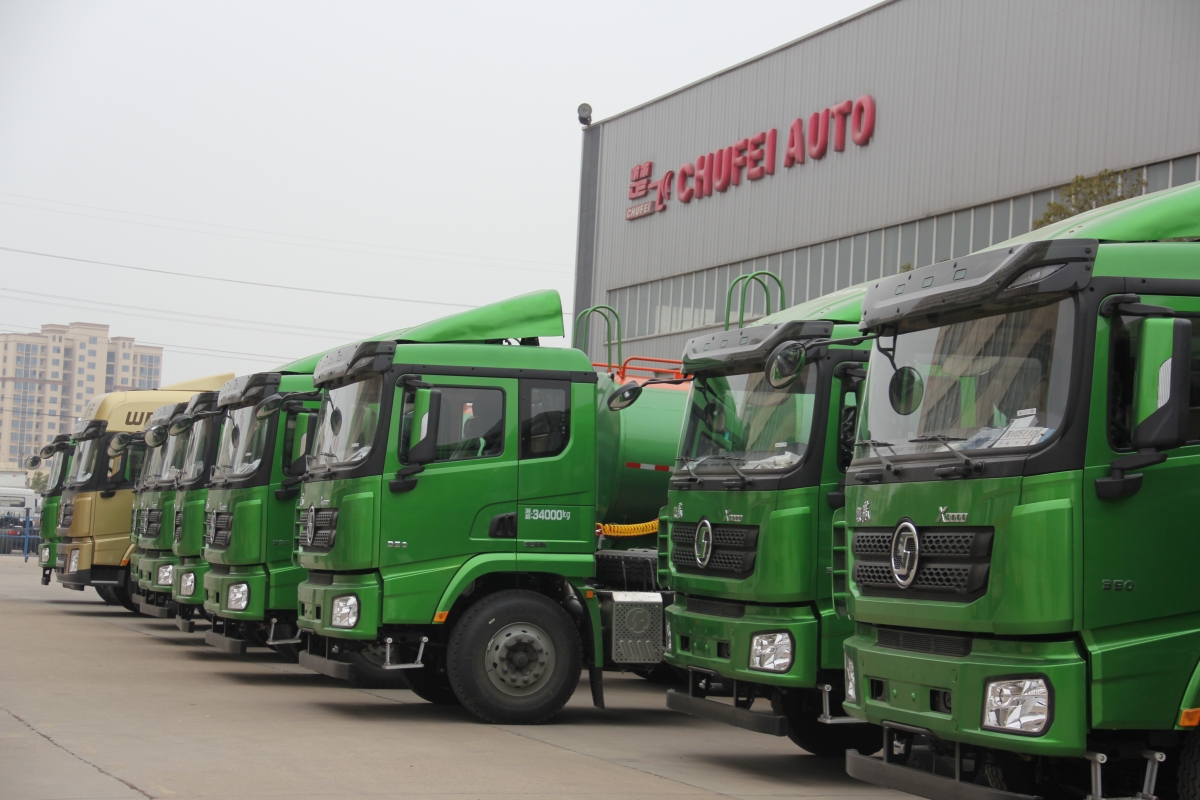 新年新氣象，2018年首批批量訂單30臺(tái)新型泥漿半掛運(yùn)輸車(chē)